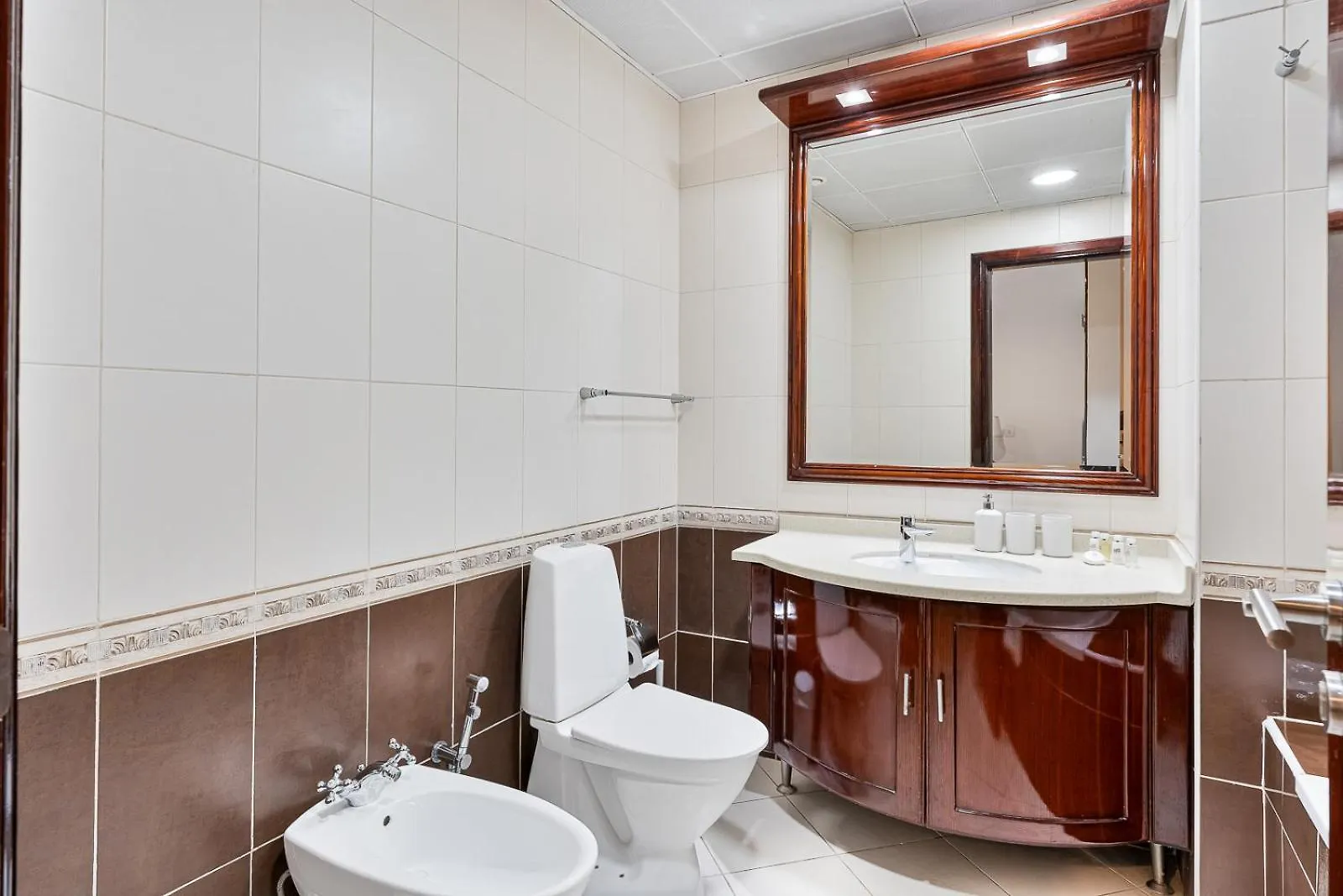 Luxury 2Br Apt With Waterfront Views Dubai Apartment